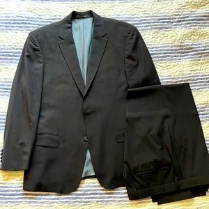 Hugo Boss 2 piece suit, 42S, Dark Blue, fully lined jacket. Like new.